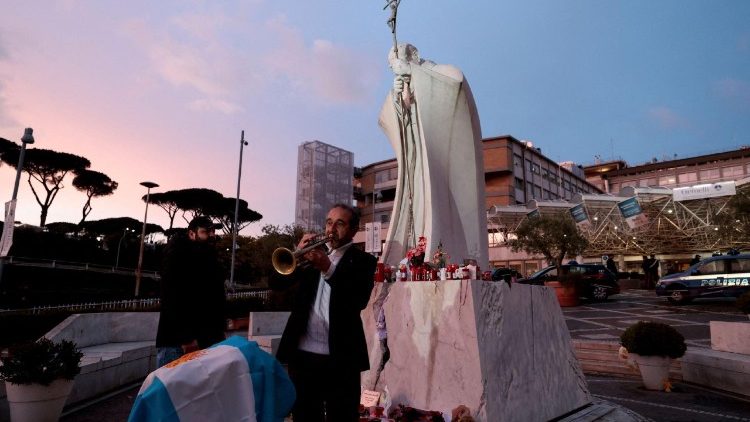 Im Vorhof der Gemelli-Klinik in Rom