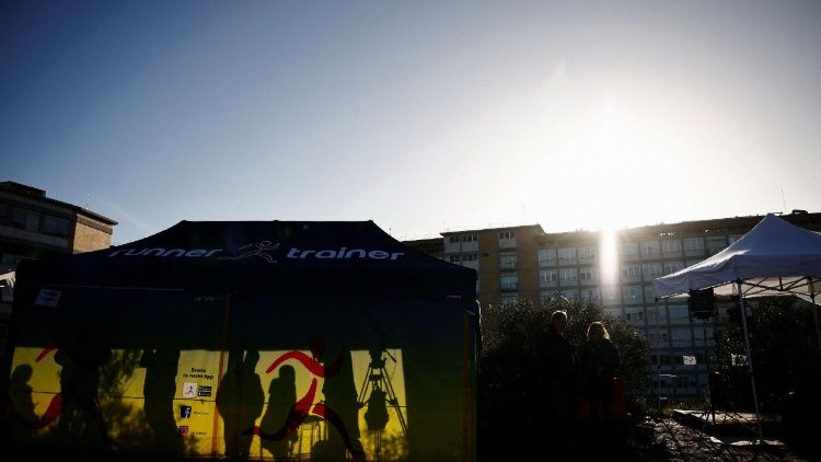 Na manhã desta quinta-feira, no momento em que o sol desponta por destrás da Policlínica Gemelli em Roma