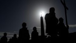 Fiéis peregrinam com a Cruz na Praça São Pedro