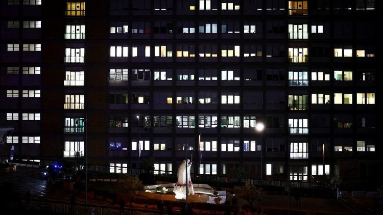 Статуя Папы Яна Паўла II ля ўвахода ў шпіталь "Джэмэлі", дзе зараз праходзіць лячэнне Францішак