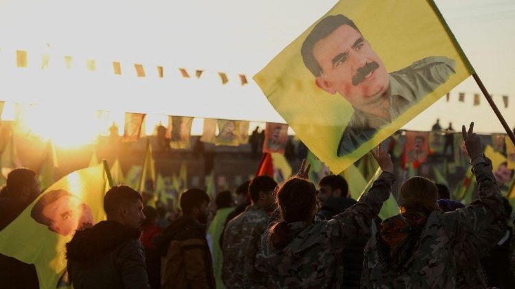 Folla di curdi siriani radunati dopo l'appello di pace con la Turchia del leader curdo Ocalan
