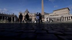  वाटिकन स्थित सन्त पेत्रुस महागिरजाघर के समक्ष तीर्थयात्रियों का आवागमन जारी