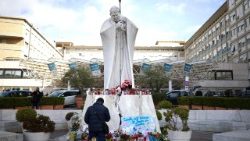 Ima Ferenc pápa gyógyulásáért a kórház előtt