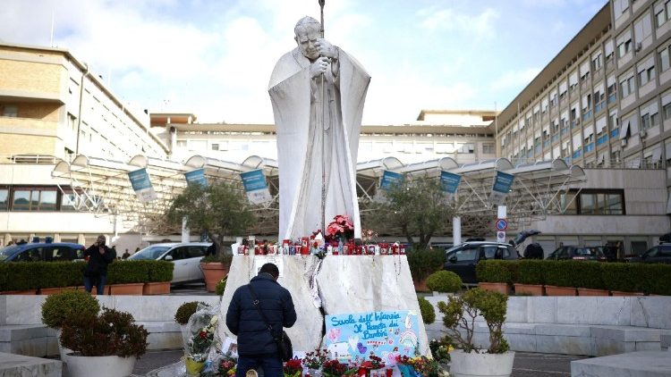 Ima Ferenc pápa gyógyulásáért a kórház előtt