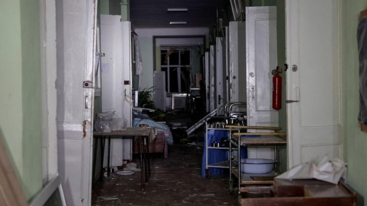 Um paciente está deitado em um sofá em um corredor danificado enquanto aguarda a evacuação de um hospital atingido por um ataque de drone russo, em meio ao ataque da Rússia à Ucrânia, em Kharkiv, Ucrânia, em 28 de fevereiro de 2025. REUTERS/Sofiia Gatilova