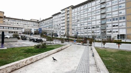 El Papa Francisco pasó una noche tranquila en el hospital Gemelli