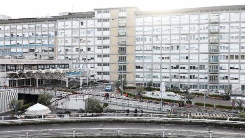 入院中の教皇、夜は順調に経過