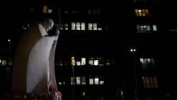 Pohled na nemocnici Gemelli, před jejímž vchodem je umístěna socha Jana Pavla II.