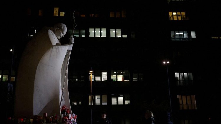 Pohled na nemocnici Gemelli, před jejímž vchodem je umístěna socha Jana Pavla II.