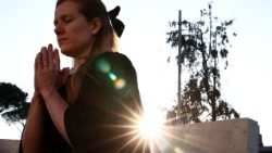 Credincioasă în rugăciune pentru Sfântul Părinte, în curtea Spitalului "A. Gemelli", din Roma 