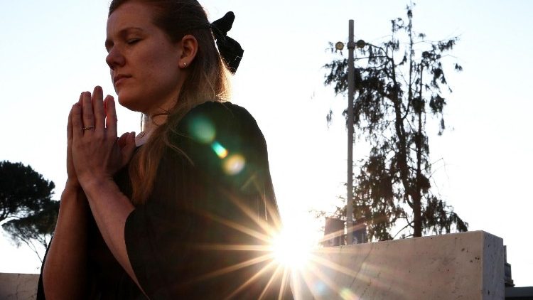 Credincioasă în rugăciune pentru Sfântul Părinte, în curtea Spitalului "A. Gemelli", din Roma 