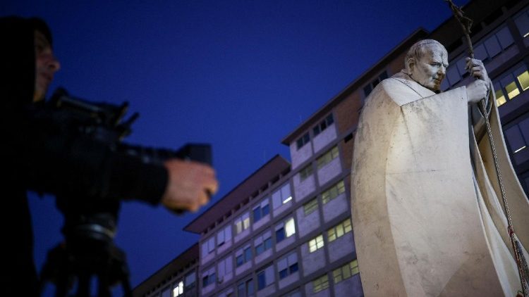 ርዕሰ ሊቃነ ጳጳሳት ፍራንችስኮስ በሮም ጂሜሊሆስፒታል የምያደርጉትን ሕክምና እንደ ቀጠሉ ነው