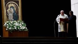 संत पेत्रुस महागिरजाघर के प्रांगण में संत पापा फ्रांसिँस के स्वास्थ्य के लिए रोज़री प्रार्थना का पाठ 