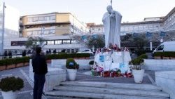Heute morgen vor der Gemelli-Klinik im Norden Roms