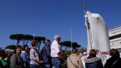 ஜெமெல்லி மருத்துவமனைக்கு வெளியே திருத்தந்தைக்காக இறைவேண்டல் செய்யும் திருப்பயணிகள் 