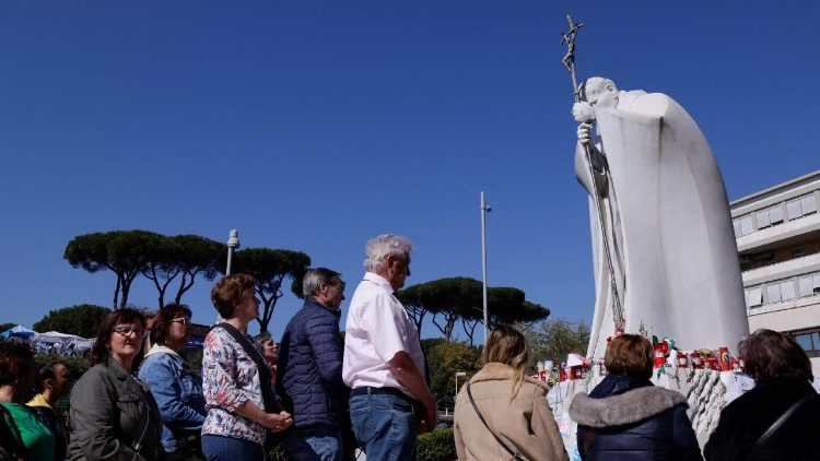 ஜெமெல்லி மருத்துவமனைக்கு வெளியே திருத்தந்தைக்காக இறைவேண்டல் செய்யும் திருப்பயணிகள் 