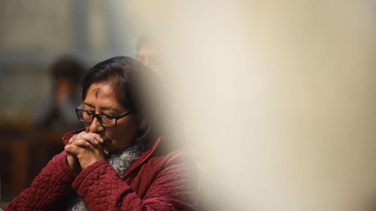 Besimtarët Bolivianë marrin pjesë në kremtimet e të Mërkurës së Përhime në La Paz