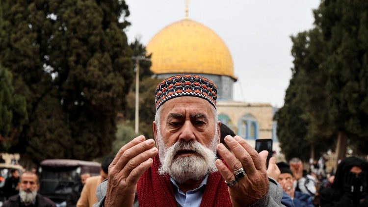 Des musulmans en prière devant la mosquée al Aqsa de Jérusalem le 7 mars. 