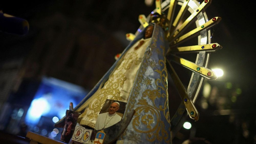 La statua della Vergine di Luján portata in processione a Buenos Aires (foto Reuters)