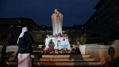 अस्पताल में भर्ती पोप फ्राँसिस की हालत में धीरे-धीरे सुधार हो रहा है