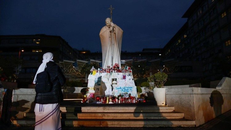 Nachts vor der Klinik