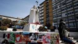 Խումբ մը կամաւորներ Ճեմելլի հիւանդանոցի տարածքին