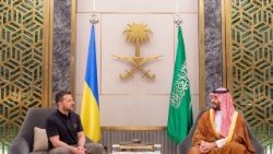 La foto di un precedente incontro tra Zelensky e il principe saudita Mohammed Bin Salman, avvenuto nel giugno del 2024