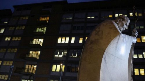 Papežův stav je neměnný, rentgen potvrdil zlepšení posledních dnů