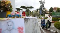 Tovább javul Ferenc pápa állapota