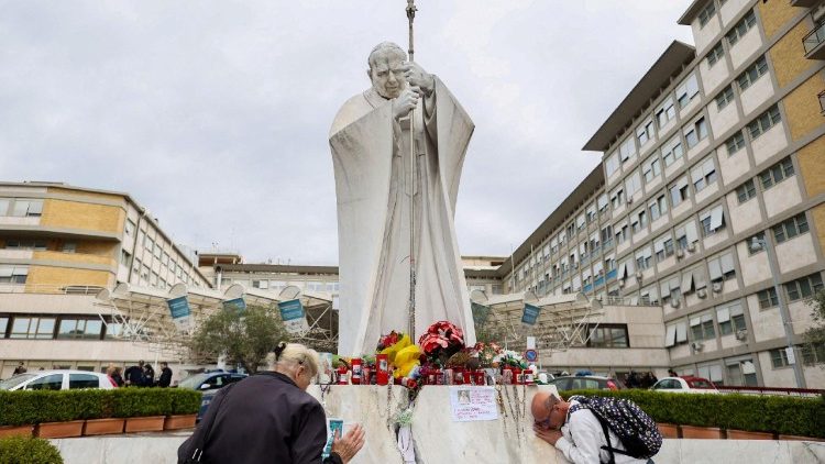 Pàpa Franswa azali kokoba kozwa lisalisi ya baminganga na lopitalo Gemelli ya Roma. 