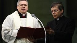 செபமாலை வழிபாட்டின்போது பேரருள்திரு Lucio Adrian Ruiz 