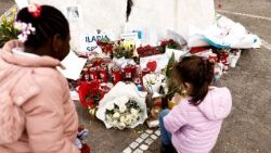 திருத்தந்தைக்காக உருக்கமாக செபிக்கும் சிறார்