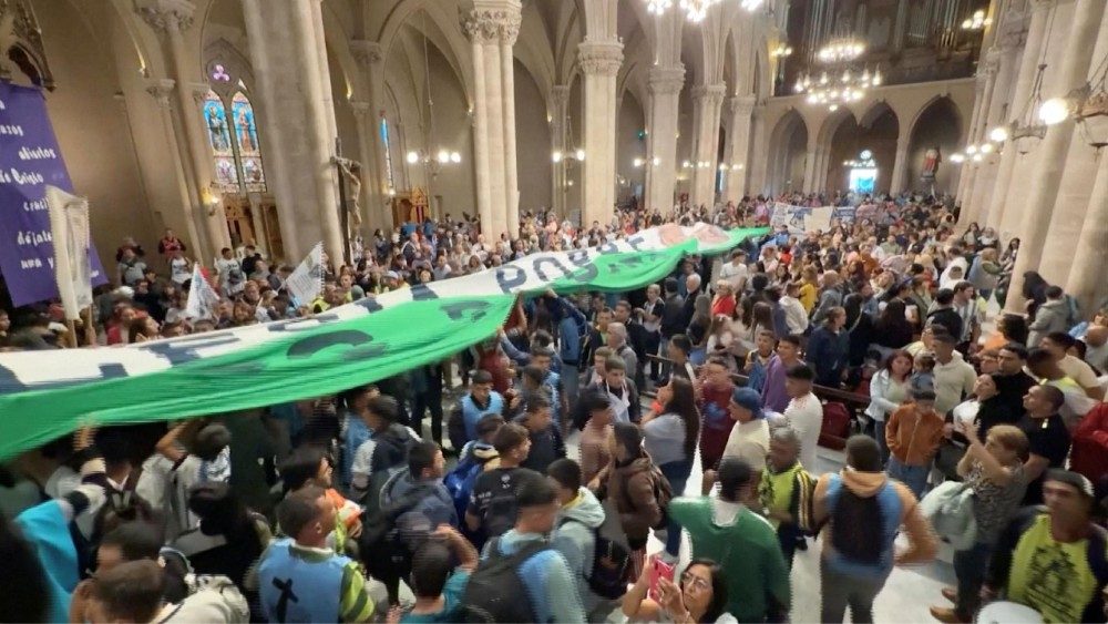 Worshippers congregate in Buenos Aires poor neighborhoods to pray for Pope Francis