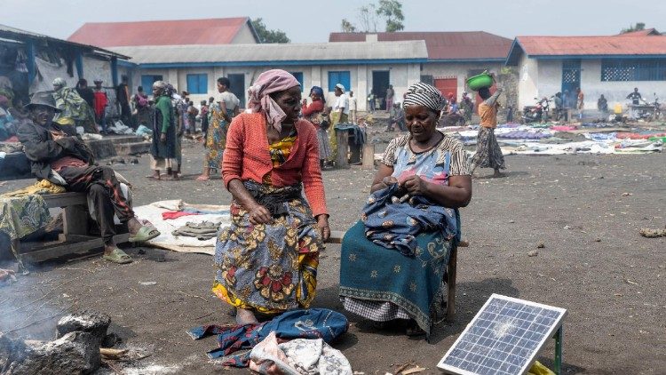 Donne congolesi sfollate dopo essere state costrette a lasciare un villaggio della provincia del Nord Kivu, a est della Repubblica democratica del Congo (Reuters/Arlette Bashizi)