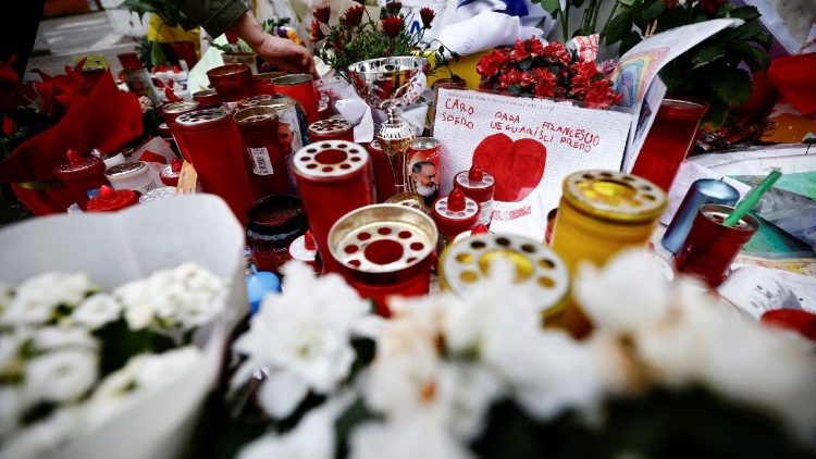 Blommor och ljus utanför sjukhuset