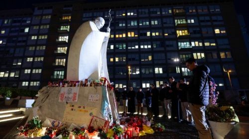 Papež v nemocnici Gemelli: pozastavena mechanická ventilace