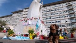 Vor der Gemelli-Klinik in Rom