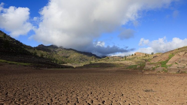 நீரின்றி வறண்ட நிலம் 