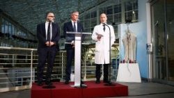 जेमेली अ्स्पताल के डॉक्टर पोप फ्राँसिस की अस्पताल से छुट्टी की घोषणा करते हुए