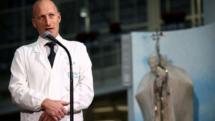 Доктар Серджа Альф'еры падчас прэс-канферэнцыі