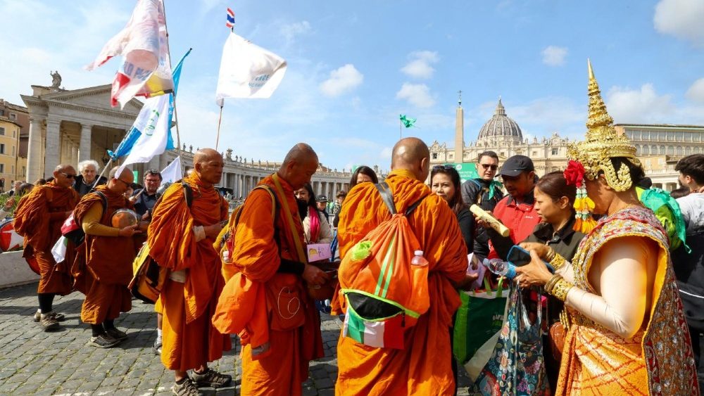 बौद्ध मठवासी संत पापा के अभिवादन से पहले विश्व शांति पद यात्रा में