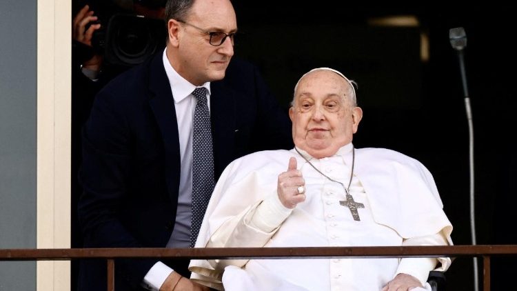 Papst Franziskus auf einem Balkon der Gemelli-Klinik am 23.3.2025, dem Tag seiner Entlassung aus dem Krankenhaus . Es war der erste öffentliche Auftritt seit Einlieferung in die Klinik am 14.2.2025