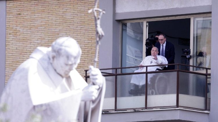 Папа Францішак вітае вернікаў з балкона ў клініцы "Джэмэлі"