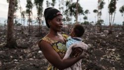 Une femme tenant un enfant dans le camp de déplacés de Lushagala, près de Goma.