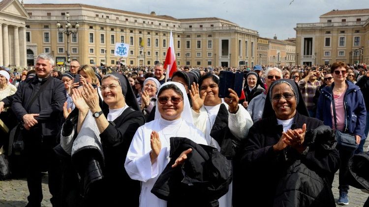 Umati ukimshangilia Papa