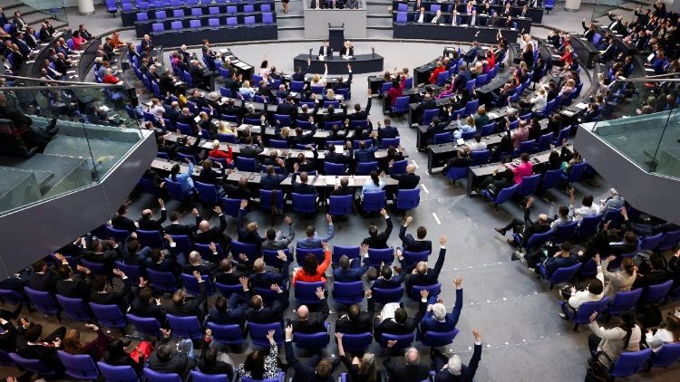 Im Bundestag Berlin; der Gottesdienst fand hingegen in der katholischen St. Hedwigs-Kathedrale in Berlin-Mitte statt.