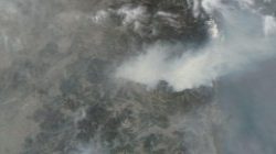 Satelitski posnetek dima, ki se dviga nad požarnimi žarišči v Južni Koreji. 