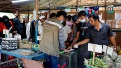Refugiados rohingya compran verduras en el centro de distribución del Programa Mundial de Alimentos (PMA) 