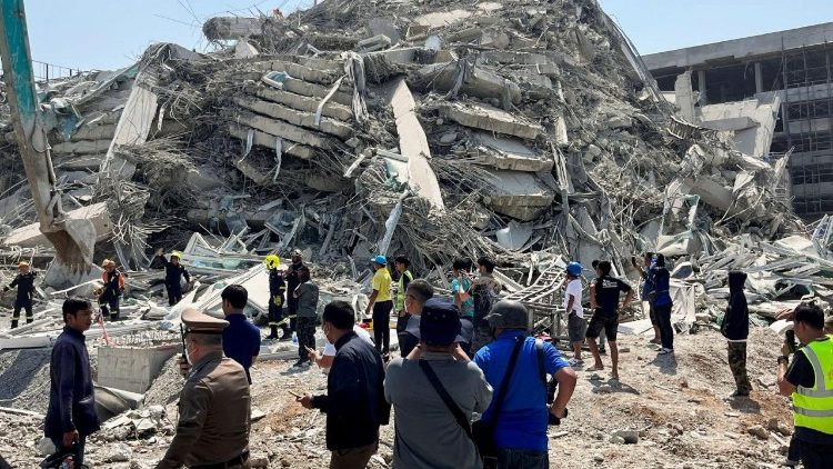 Edificio crollato a Bangkok in seguito al terremoto