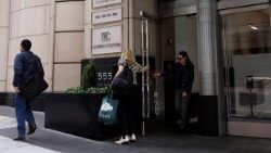 Impiegati di Usaid all'uscita dell'edificio dell'agenzia a Washington